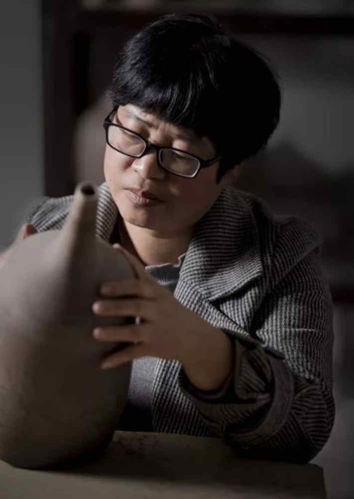 定窯傳承人韓慶芳:從小種下“定瓷夢”(圖1) 正在進行定窯作品創(chuàng)作的韓慶芳.jpg