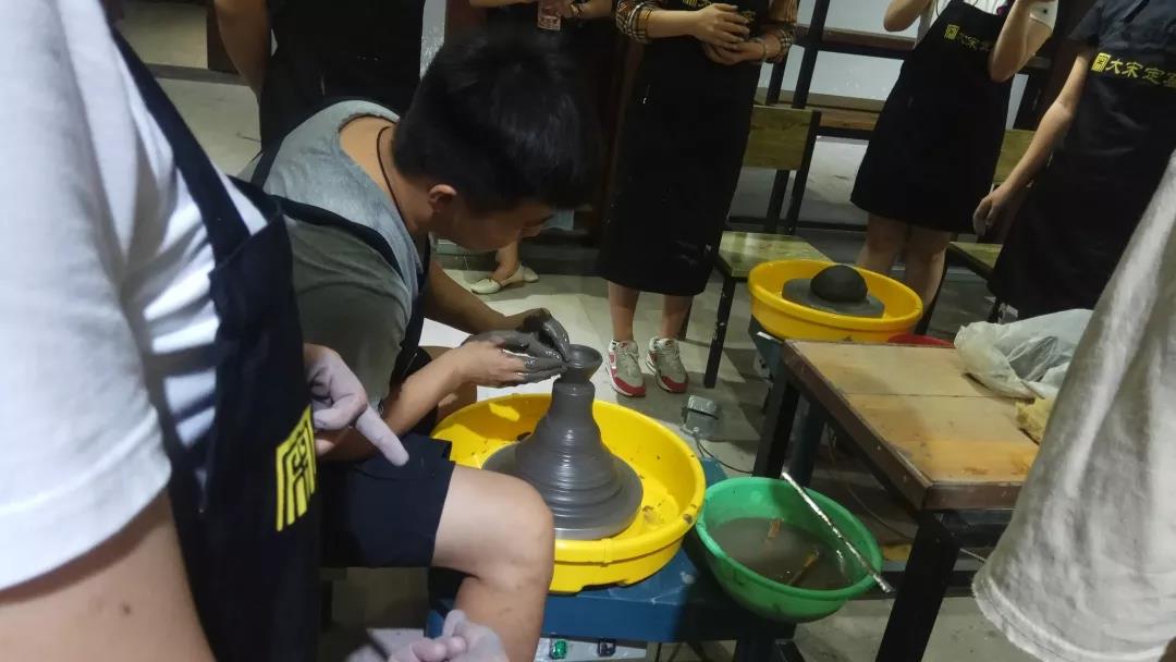 旋轉(zhuǎn)的藝術(shù)——大宋定窯傳統(tǒng)拉坯體驗(yàn)活動(圖2) 旋轉(zhuǎn)的藝術(shù)——大宋定窯傳統(tǒng)拉坯體驗(yàn)活動(圖2)