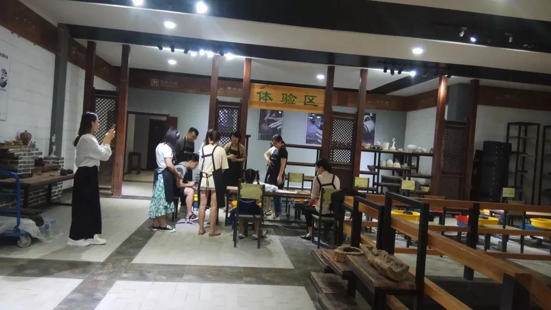 旋轉(zhuǎn)的藝術(shù)——大宋定窯傳統(tǒng)拉坯體驗(yàn)活動(圖1) 旋轉(zhuǎn)的藝術(shù)——大宋定窯傳統(tǒng)拉坯體驗(yàn)活動(圖1)