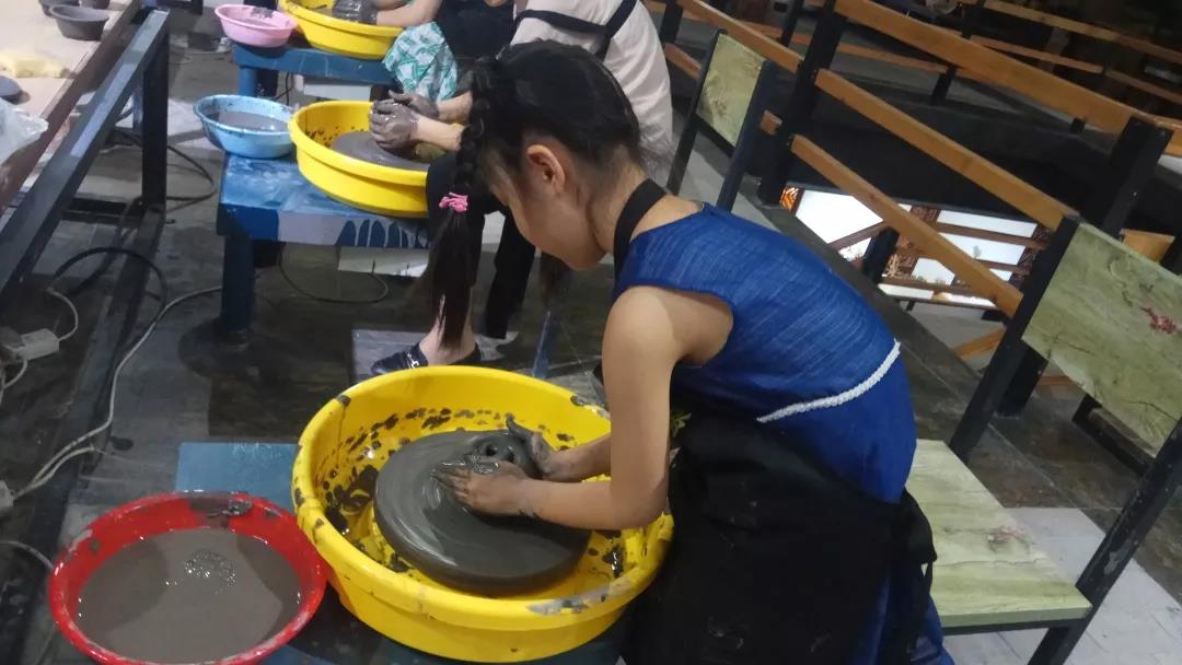旋轉(zhuǎn)的藝術(shù)——大宋定窯傳統(tǒng)拉坯體驗(yàn)活動(圖3) 旋轉(zhuǎn)的藝術(shù)——大宋定窯傳統(tǒng)拉坯體驗(yàn)活動(圖3)