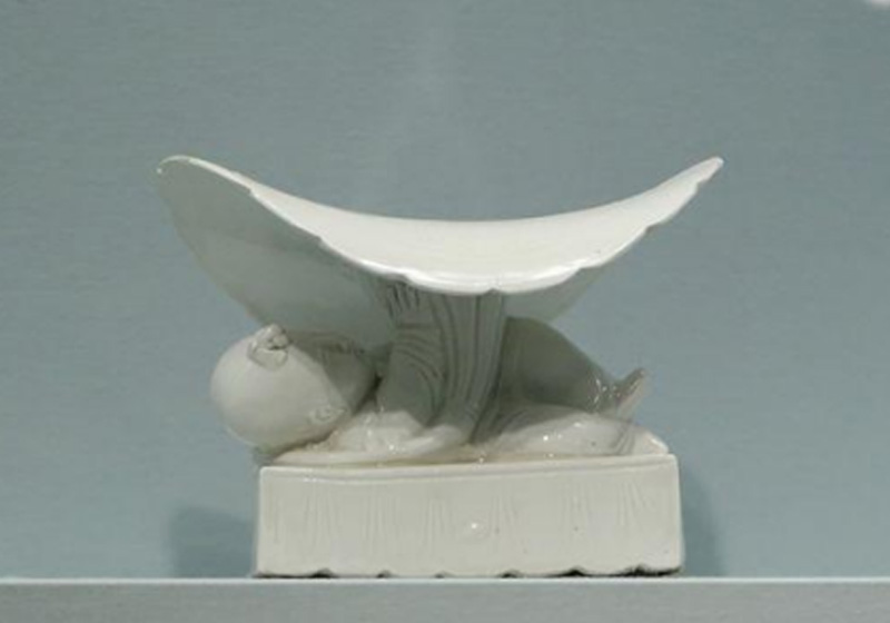 收藏于舊金山亞洲藝術博物館的定窯白釉童子擎荷枕 收藏于舊金山亞洲藝術博物館的定窯白釉童子擎荷枕