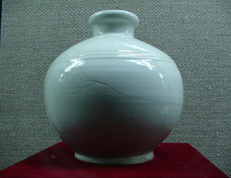 收藏于定州博物館的白釉劃花朵云紋球形瓶，瓶身上有明顯修復(fù)的痕跡