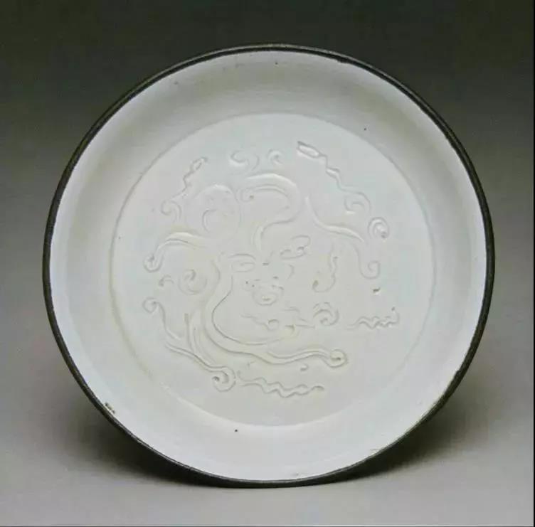 定窯刻花螭龍紋盤(pán)