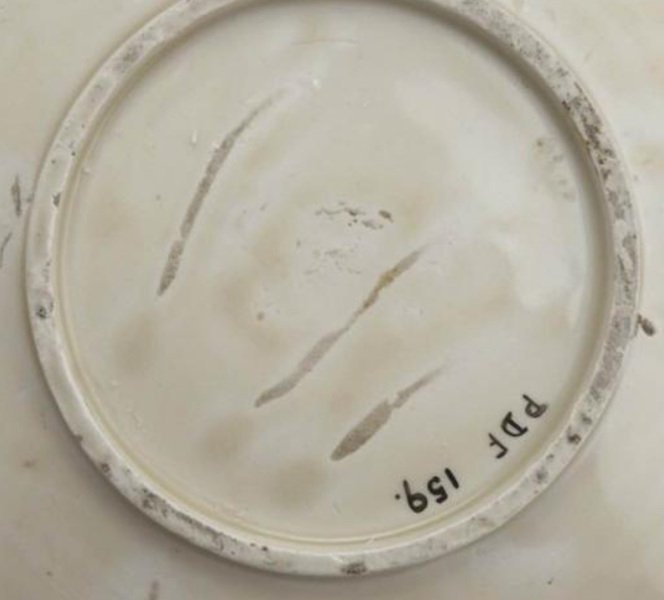  收藏于英國大威德博物館的定瓷文物，上面有清晰的指甲痕