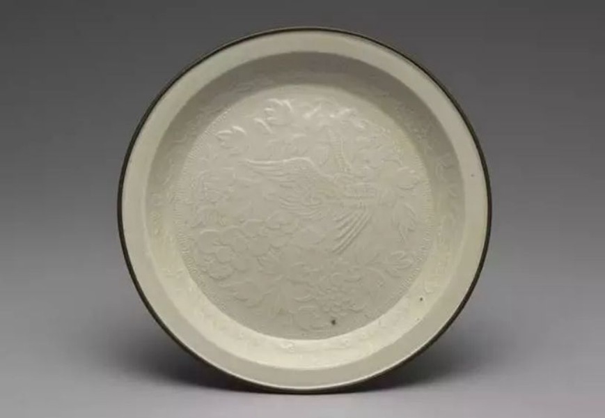 北宋~金定窯印花孔雀牡丹盤(pán) 北宋~金定窯印花孔雀牡丹盤(pán)